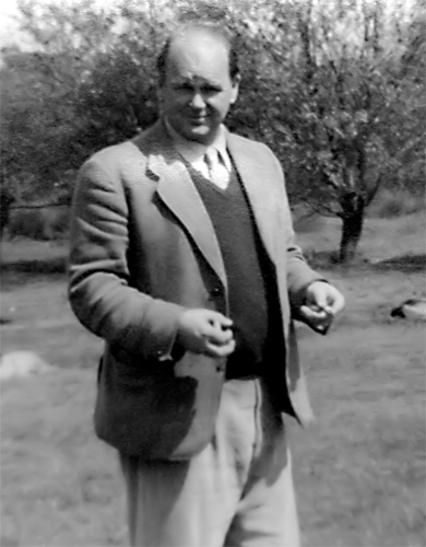 Peter Scott at Slimbridge in 1954. Photo by Adrian Pingstone. (Public domain).